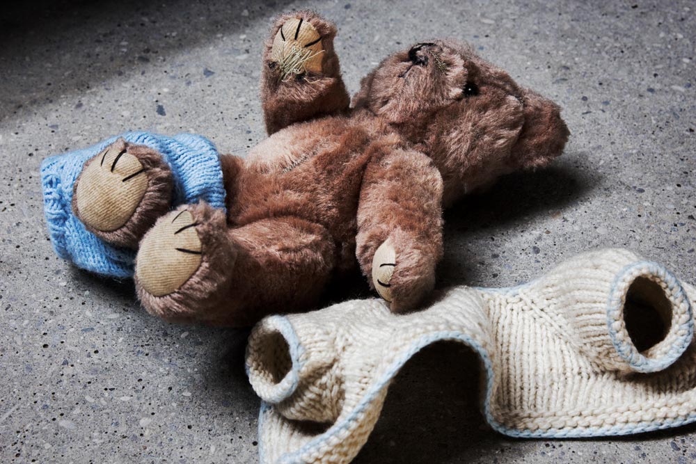 Teddybär auf Betonboden